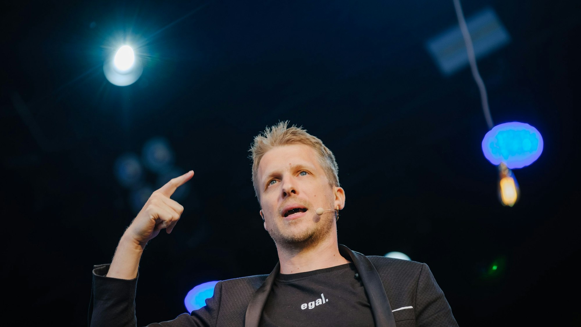 Oliver Pocher, Comedian, ist auf einer Autokino-Bühne auf dem Schützenplatz. Das Foto ist am 07.05.2020 aufgenommen worden.