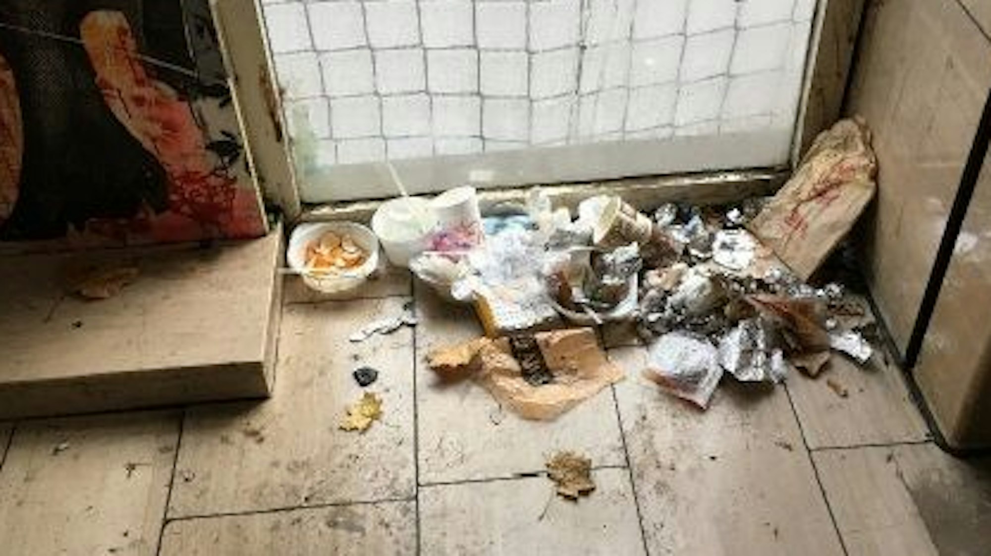 Müll, Kippen, Drogenspritzen liegen auf dem Boden.