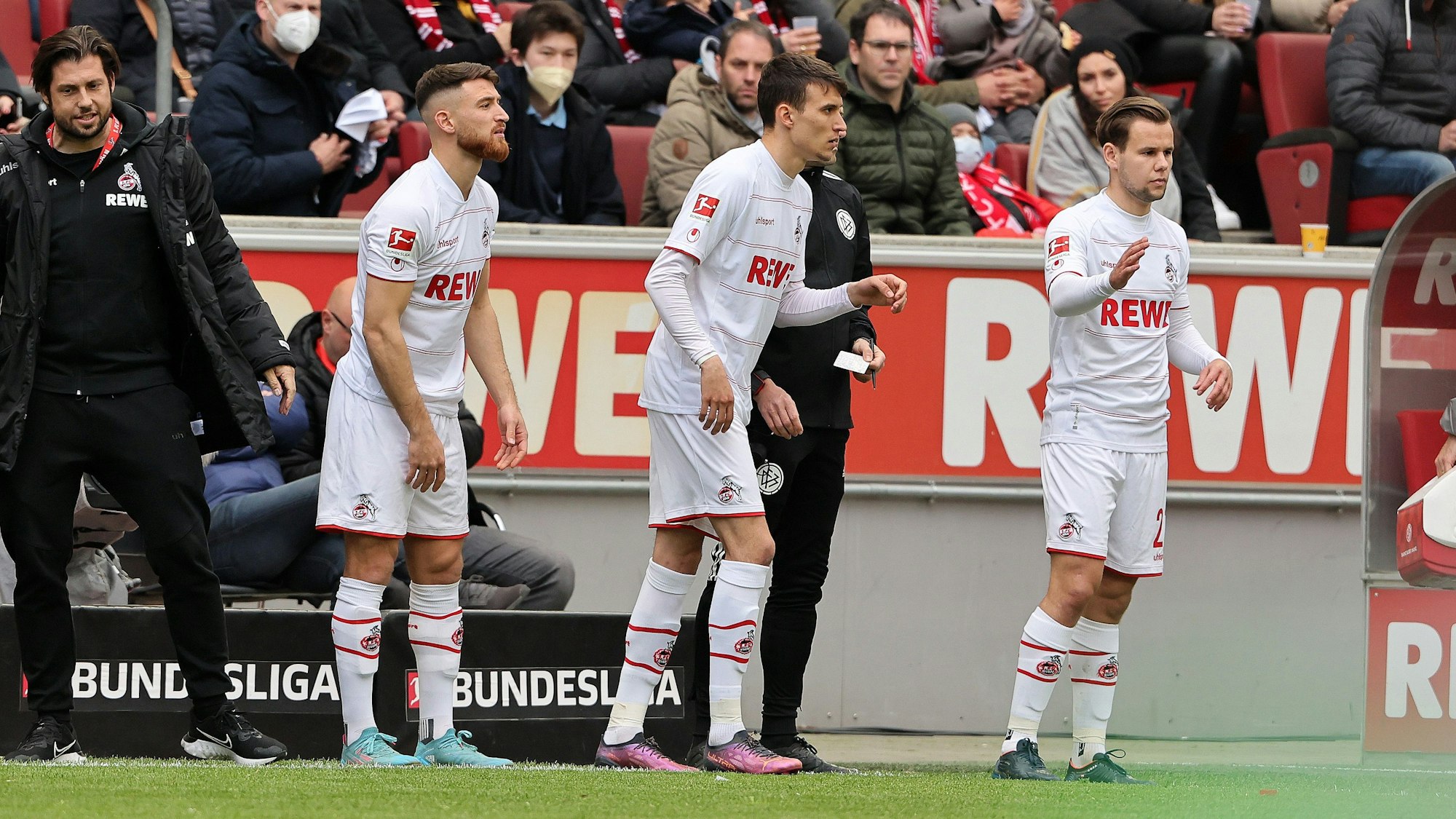 Salih Özcan, Dejan Ljubicic und Louis Schaub werden beim 1. FC Köln eingewechselt.