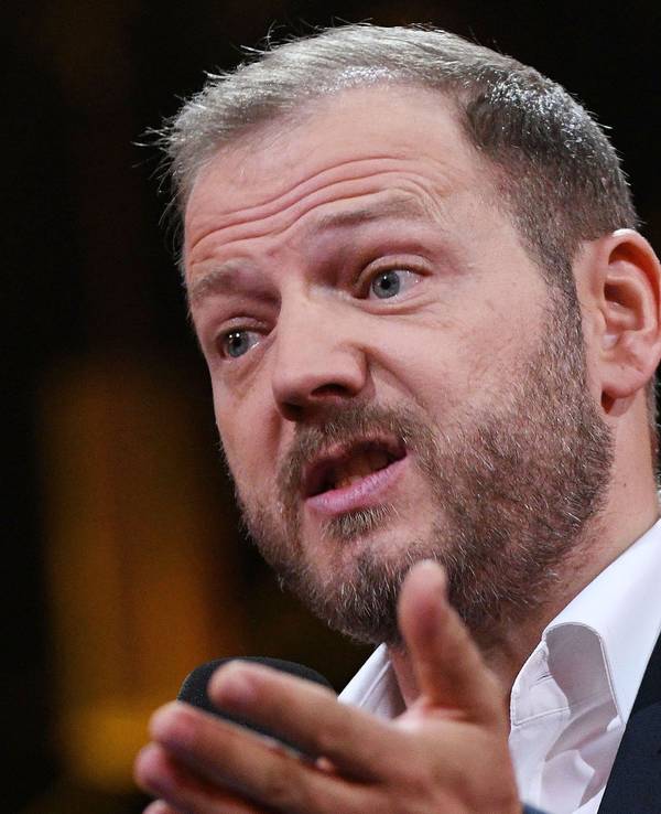 Der Komiker Mario Barth hält bei der Verleihung des Deutschen Comedypreises 2018 eine Laudatio.