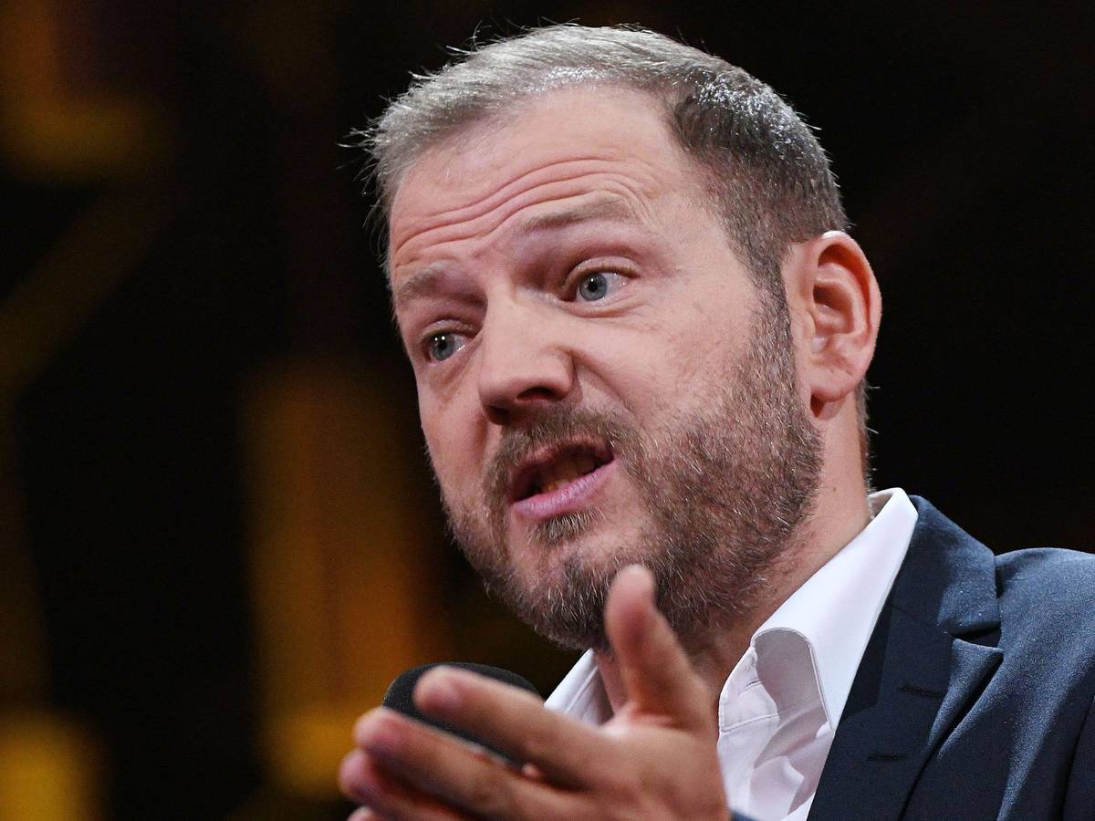 Der Komiker Mario Barth hält bei der Verleihung des Deutschen Comedypreises 2018 eine Laudatio.