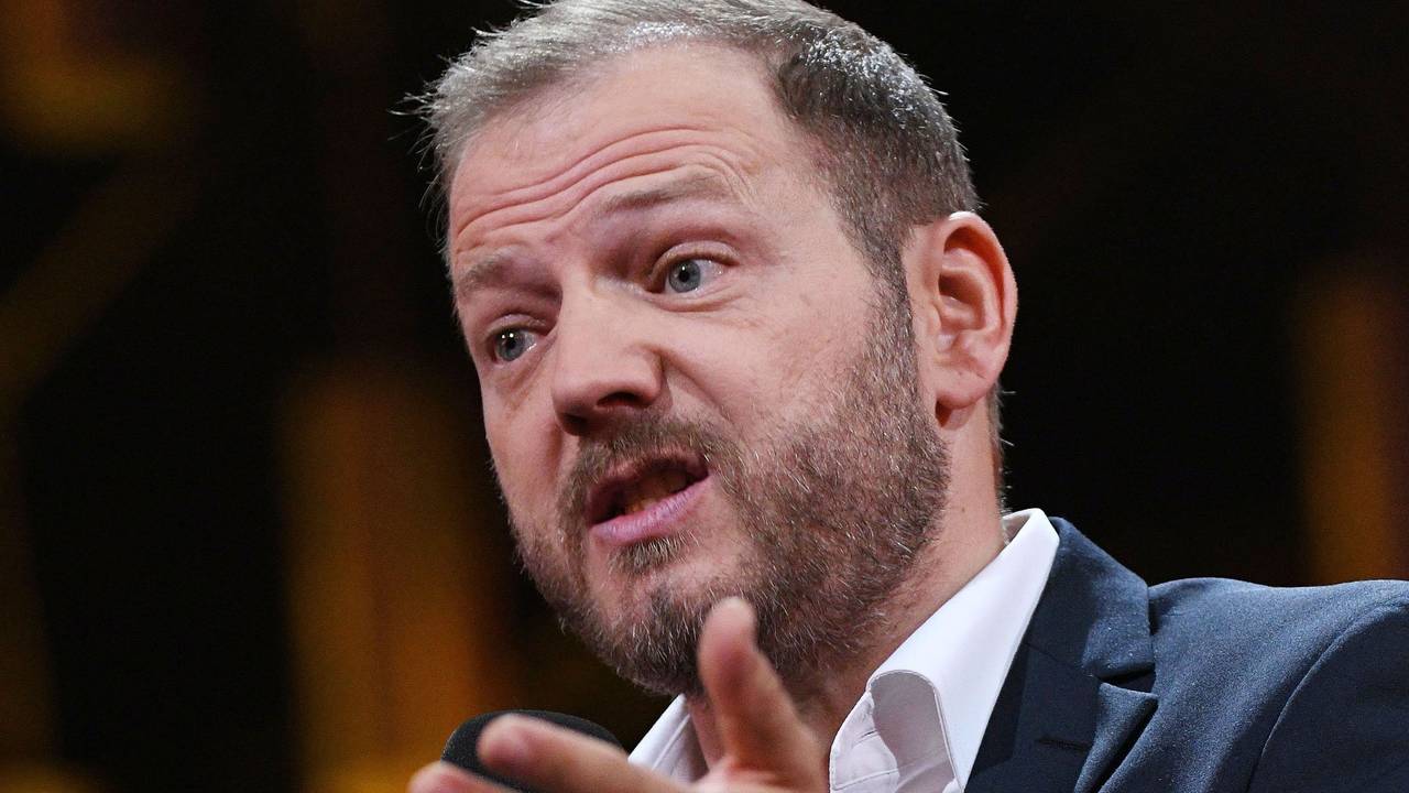 Der Komiker Mario Barth hält bei der Verleihung des Deutschen Comedypreises 2018 eine Laudatio.