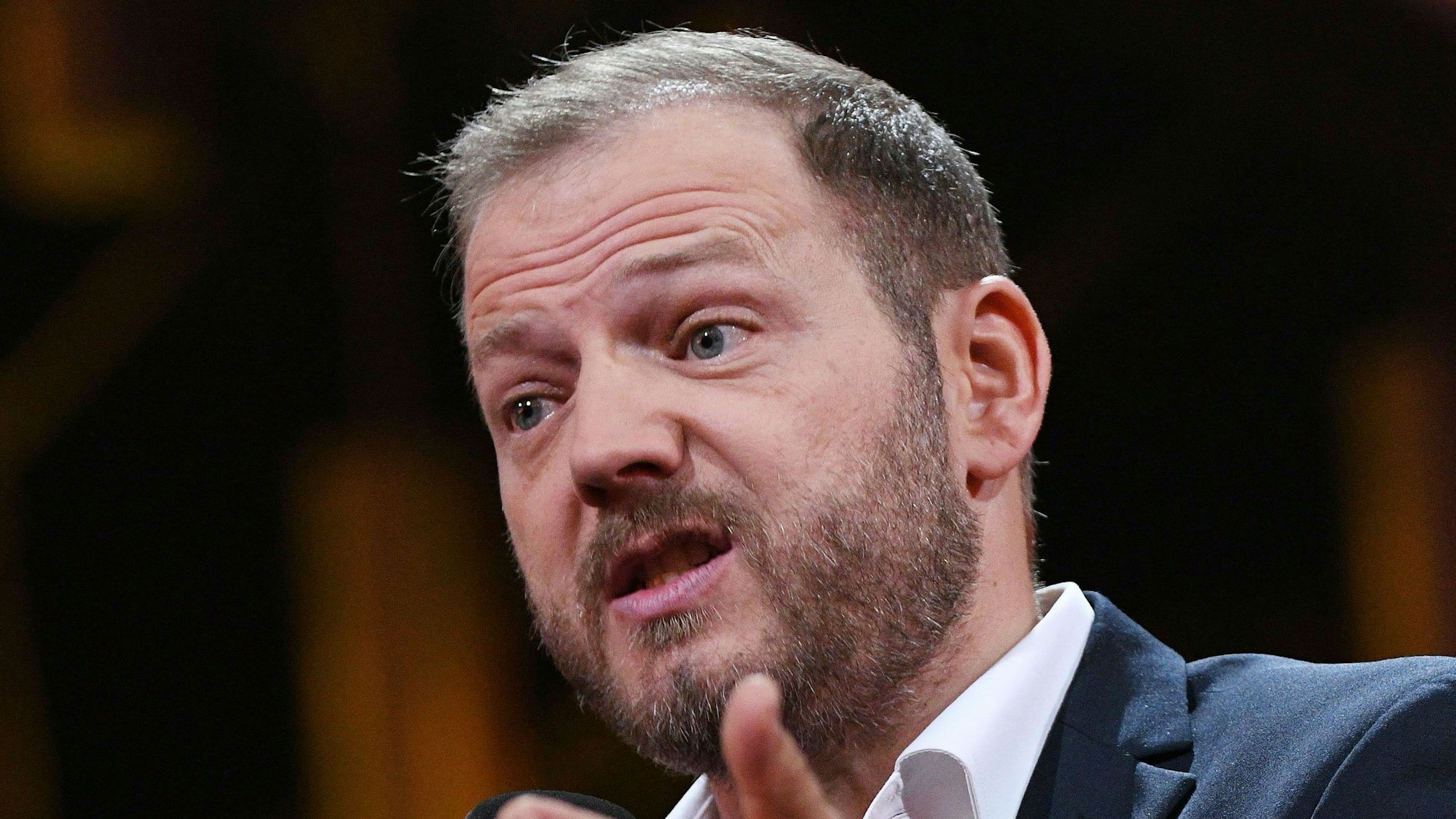 Der Komiker Mario Barth hält bei der Verleihung des Deutschen Comedypreises 2018 eine Laudatio.