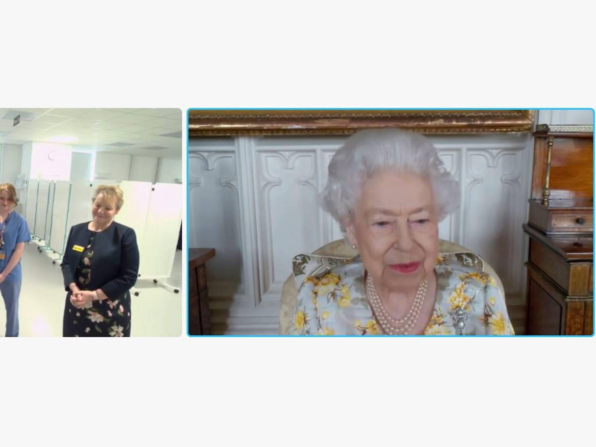 Queen Elizabeth spricht per Video am 10. April 2022 mit Vertretern des Royal London Hospitals anlässlich der offiziellen Eröffnung der Queen Elizabeth Unit des Krankenhauses.