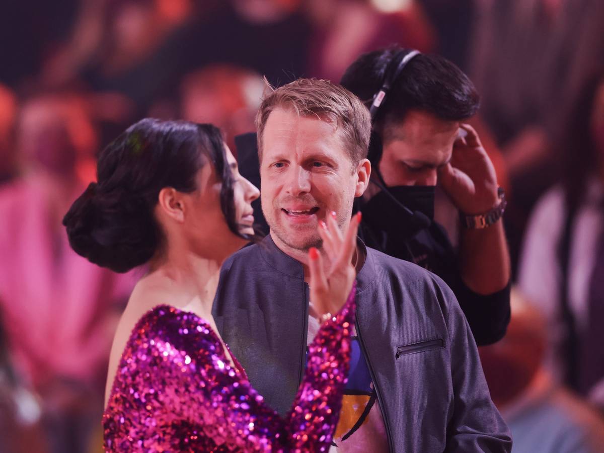 Oliver Pocher und seine Frau Amira Pocher unterhalten sich in der RTL-Tanzshow „Let’s Dance“.