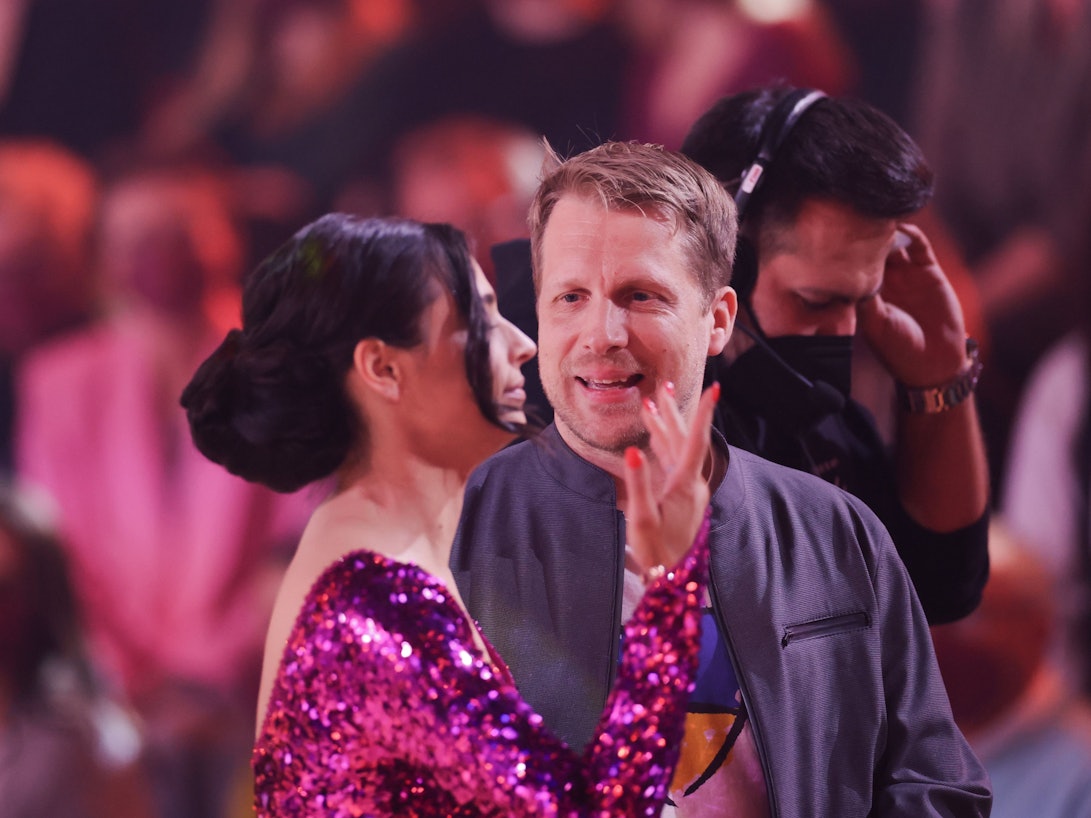 Oliver Pocher und seine Frau Amira Pocher unterhalten sich in der RTL-Tanzshow „Let’s Dance“.