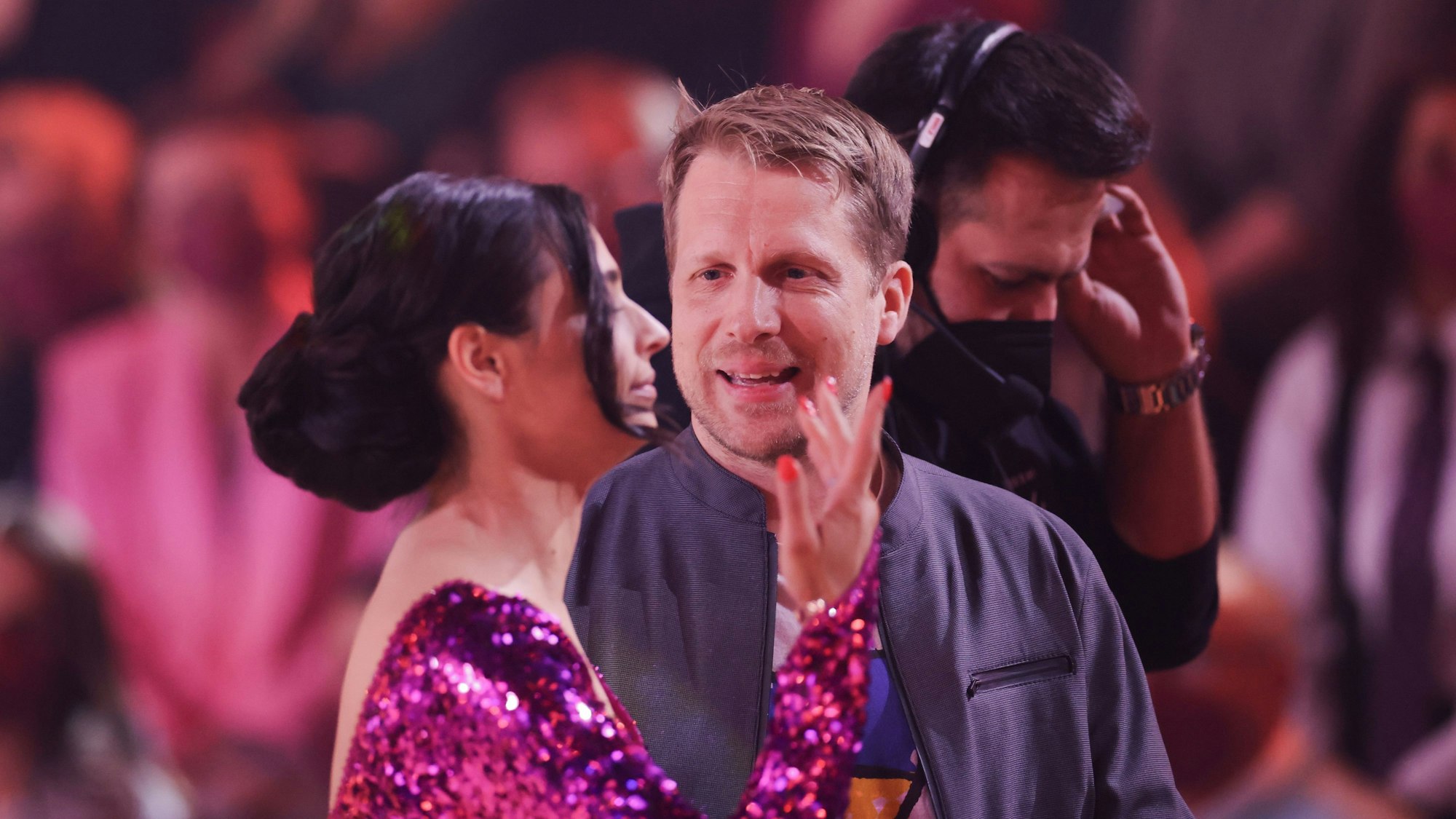 Oliver Pocher und seine Frau Amira Pocher unterhalten sich in der RTL-Tanzshow „Let’s Dance“.