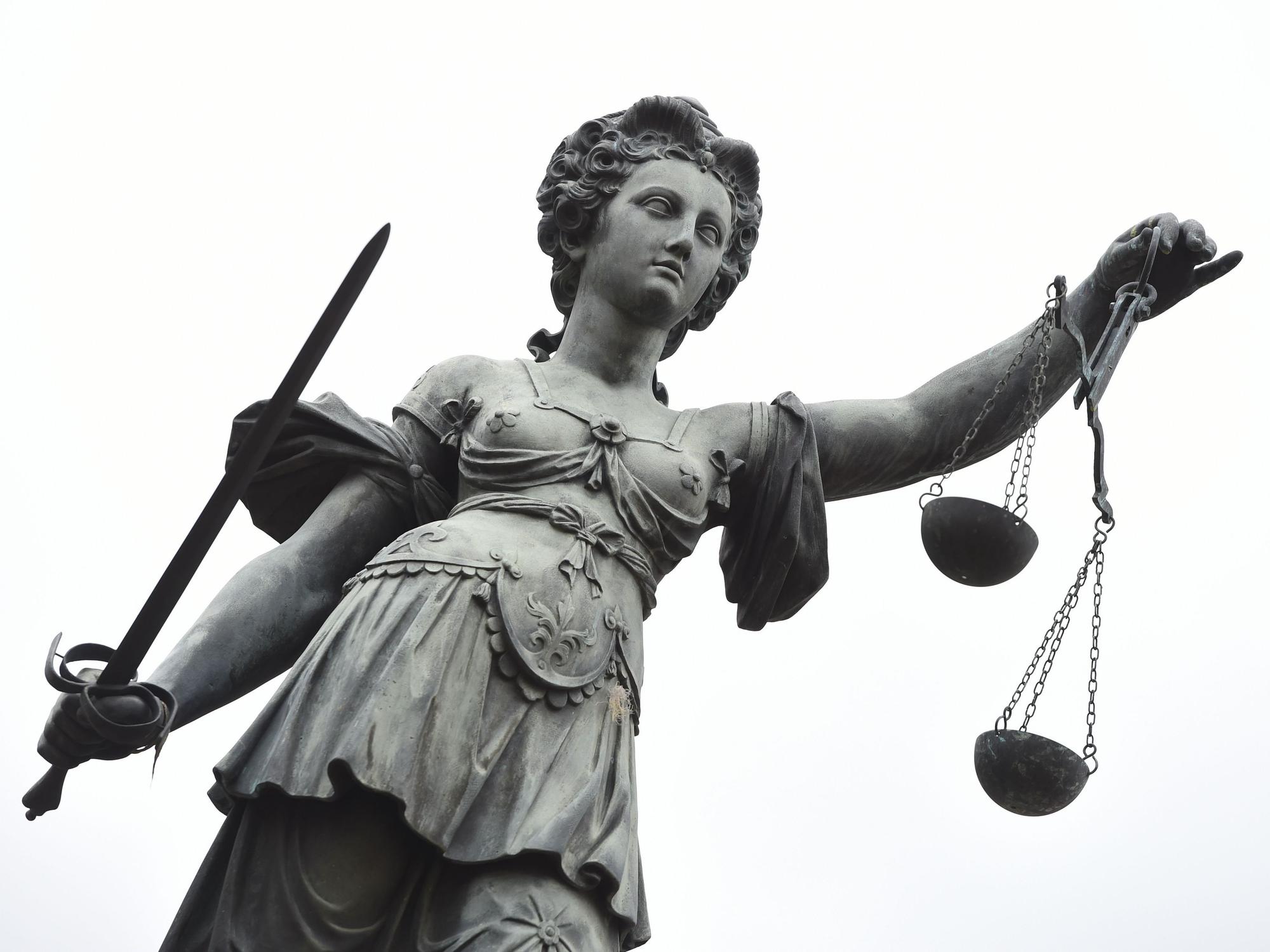 Eine Bronzestatue der römischen Göttin der Gerechtigkeit, Justitia.