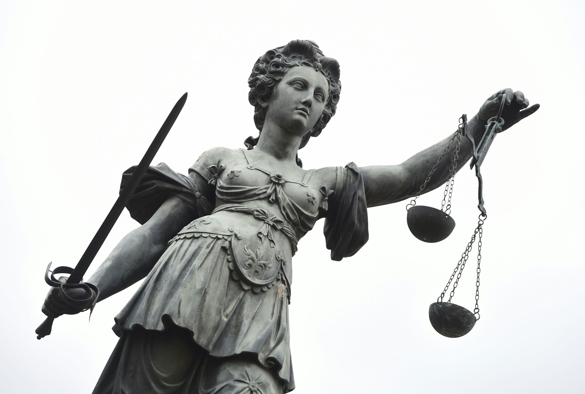 Dieses Symbolbild zeigt eine Bronzestatue der römischen Göttin der Gerechtigkeit, Justitia, in Frankfurt am Main.