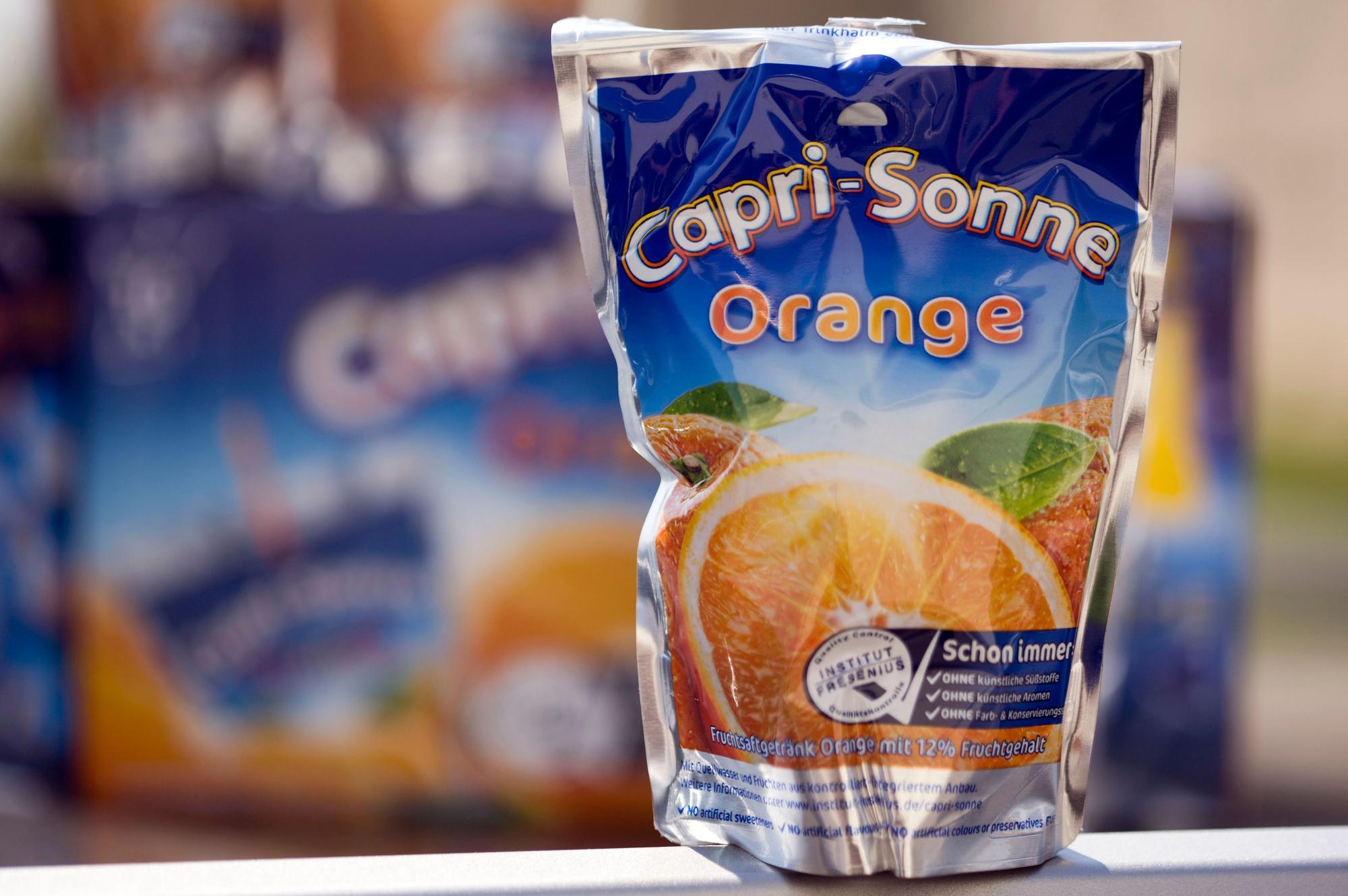 Eine Getränketüte mit Capri-Sonne ist am 16.05.2013 in Schwerin zu sehen.