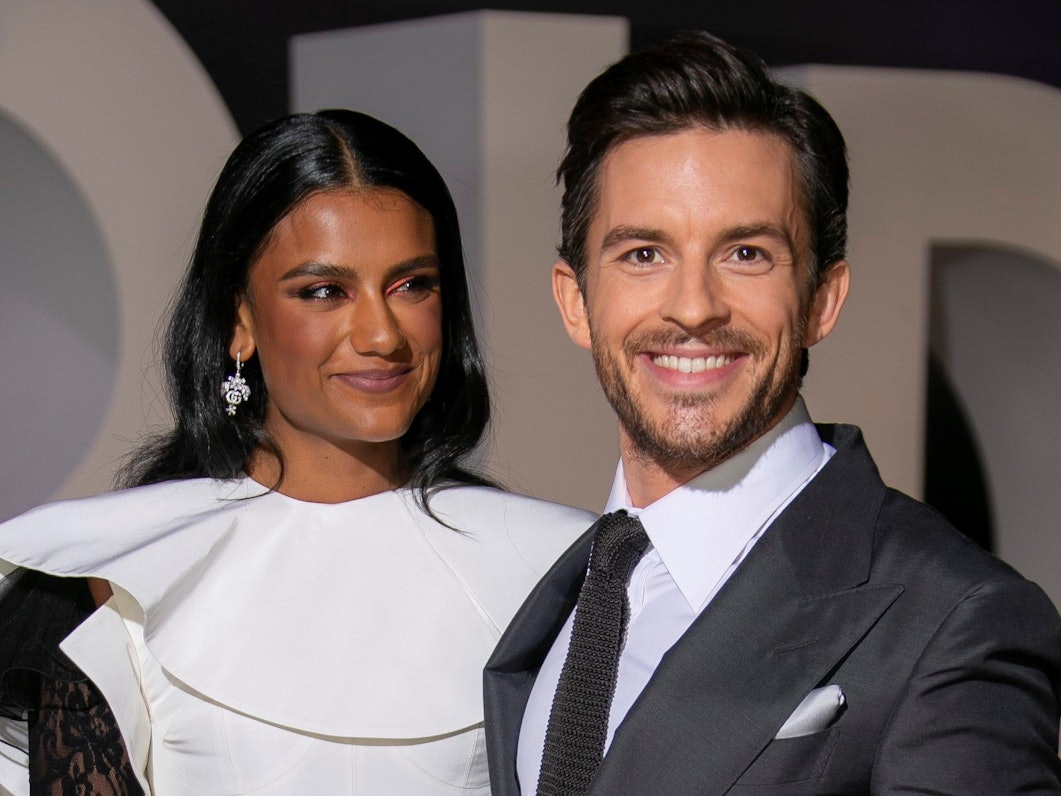 Bridgerton: In Staffel 2 der Netflix-Serie spielen Simone Ashley und Jonathan Bailey (hier im März 2022) die Hauptrollen. Sie versuchen in der Serie ihre Leidenschaft zu unterdrücken. Bei den Dreharbeiten kam es jedoch zu einer peinlichen Panne.