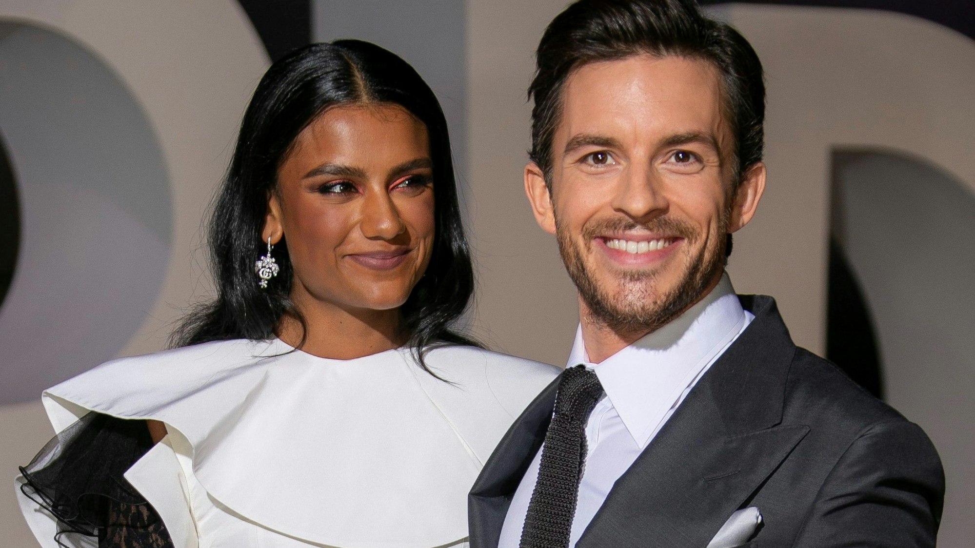 Bridgerton: In Staffel 2 der Netflix-Serie spielen Simone Ashley und Jonathan Bailey (hier im März 2022) die Hauptrollen. Sie versuchen in der Serie ihre Leidenschaft zu unterdrücken. Bei den Dreharbeiten kam es jedoch zu einer peinlichen Panne.