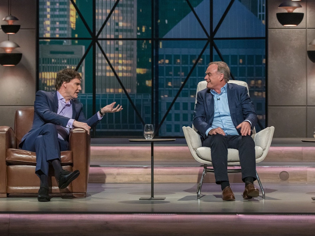 Die „Löwen“ Carsten Maschmeyer (l.) und Dr. Georg Kofler nehmen die interaktiven Hörbücher von „audory“ genau unter die Lupe.