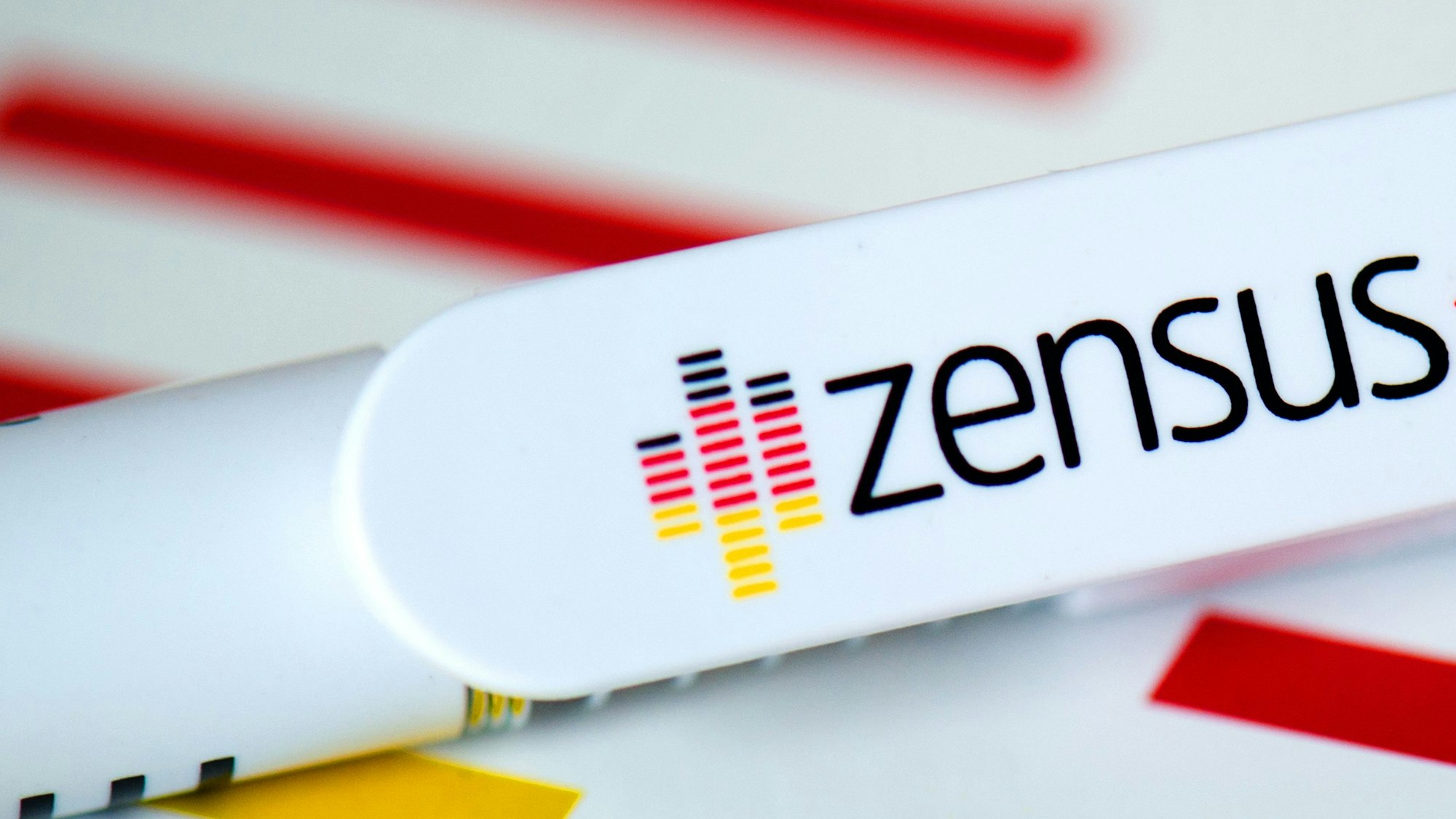 Der Schriftzug «Zensus» ist auf einem bedruckten Kugelschreiber und einem Notizblock zu lesen. Am 16. Mai startet die Volksbefragung – mehr als 90.000 Kölner und Kölnerinnen nehmen teil.