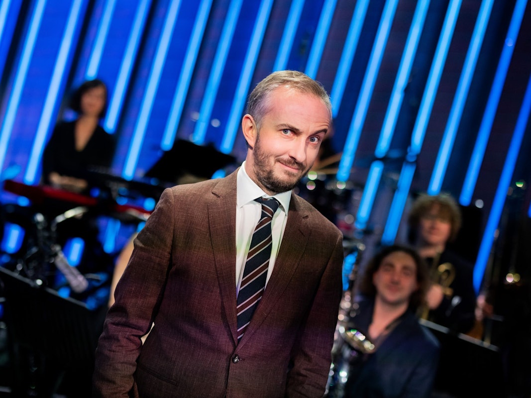 Jan Böhmermann, Moderator, steht im Anschluss an seine Late-Night-Show «ZDF Magazin Royal» vor seinem Orchester, dem Rundfunk Tanzorchester Ehrenfeld.