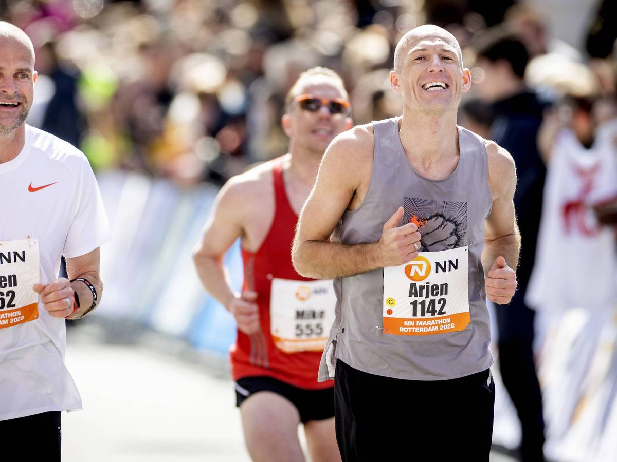 Der ehemalige Fußballspieler Arjen Robben (vorne) überquert die Ziellinie beim Marathon in Rotterdam.
