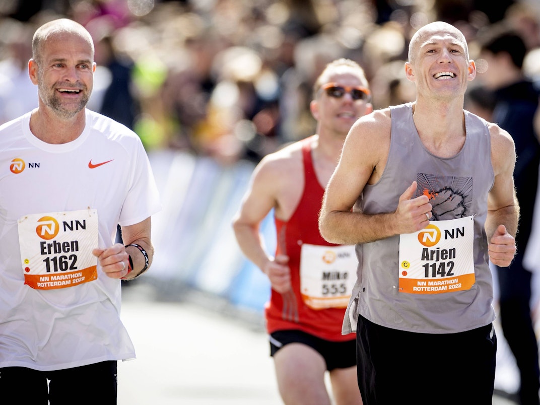 Der ehemalige Fußballspieler Arjen Robben (vorne) überquert die Ziellinie beim Marathon in Rotterdam.