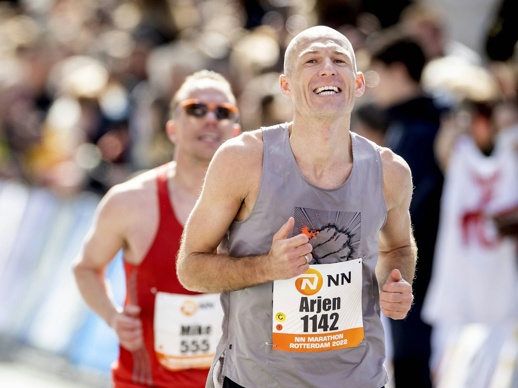 Der ehemalige Fußballspieler Arjen Robben (vorne) überquert die Ziellinie beim Marathon in Rotterdam.
