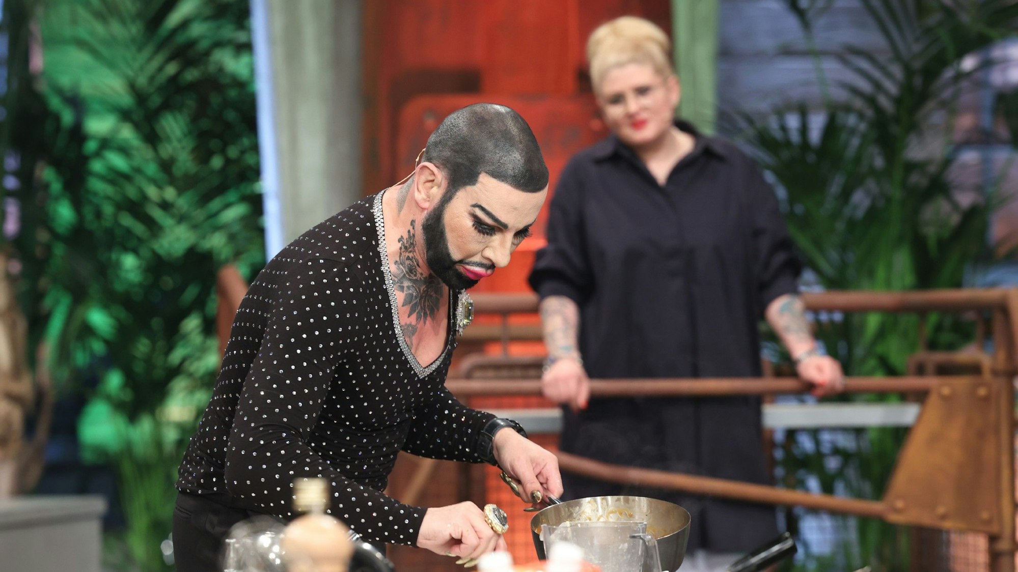 Harald Glööckler bewährte sich bei "Grill den Henssler" im Anrichten - und im Austeilen!