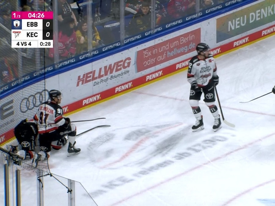 Haie-Stürmer Maxi Kammerer liegt nach einem Zusammenprall auf dem Eis.