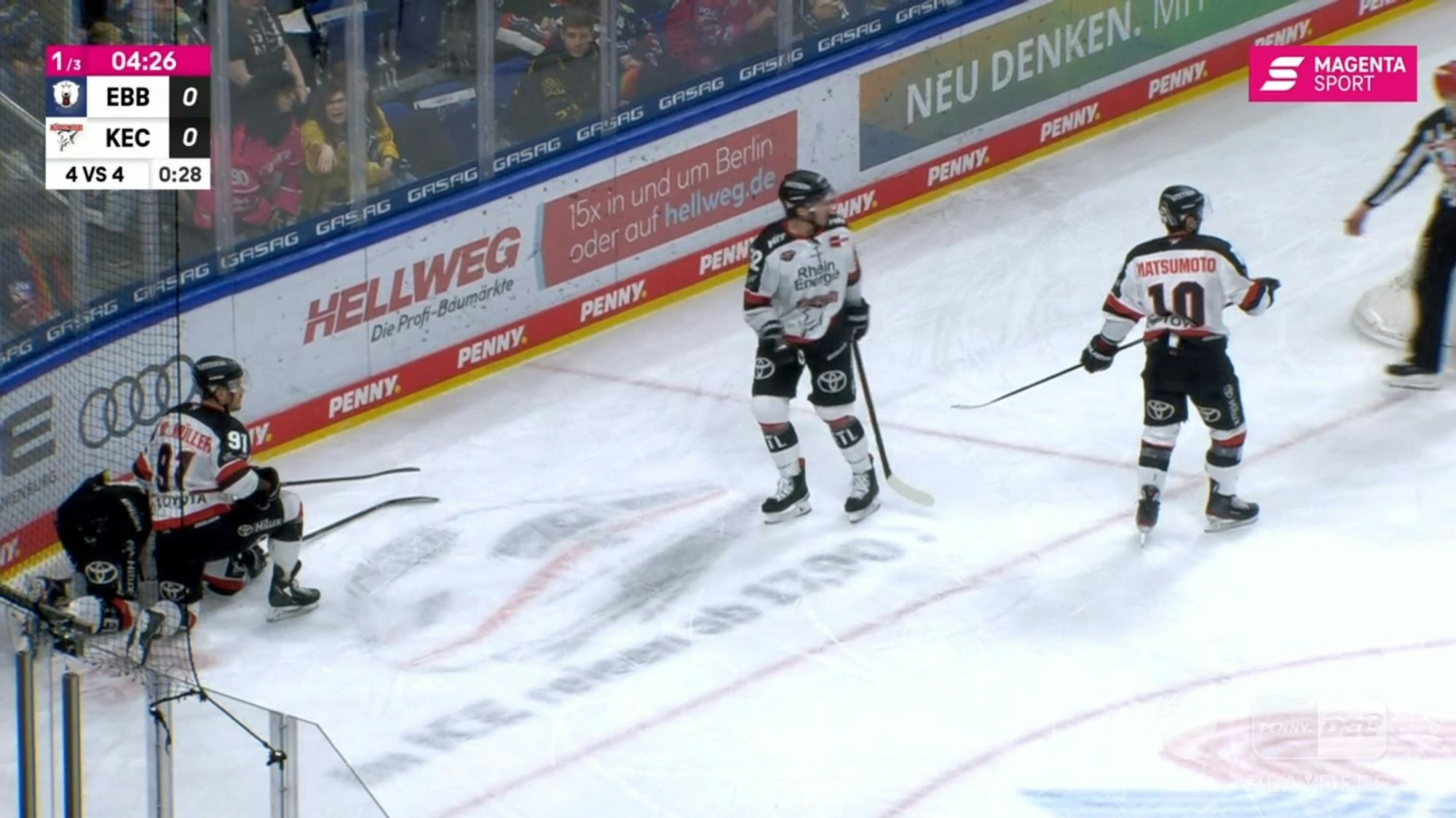 Haie-Stürmer Maxi Kammerer liegt nach einem Zusammenprall auf dem Eis.