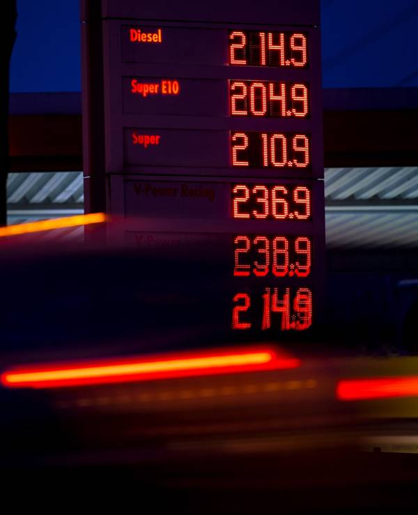 Sprit ist so teuer wie noch nie in Deutschland und kostet über 2,00 €, wie es hier im März 2022 an einer Tankstelle angezeigt wird