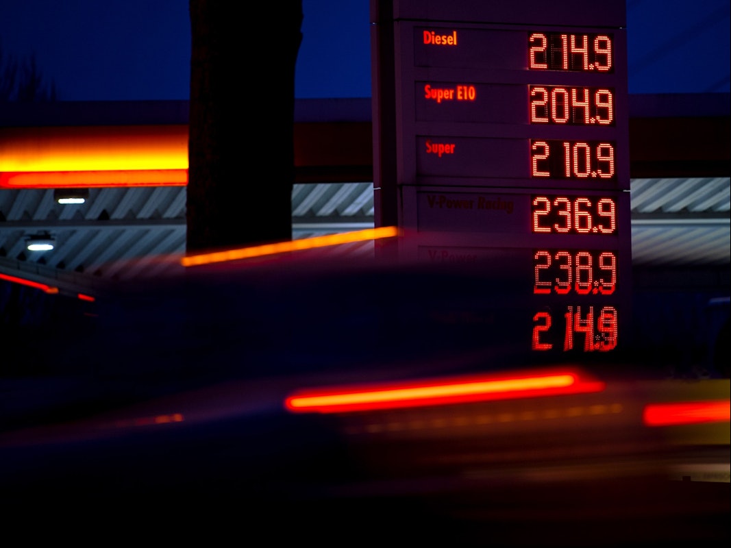 Sprit ist so teuer wie noch nie in Deutschland und kostet über 2,00 €, wie es hier im März 2022 an einer Tankstelle angezeigt wird