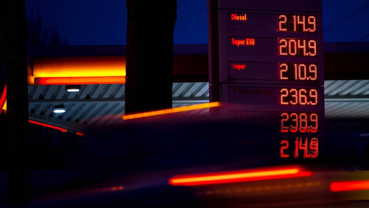 Sprit ist so teuer wie noch nie in Deutschland und kostet über 2,00 €, wie es hier im März 2022 an einer Tankstelle angezeigt wird