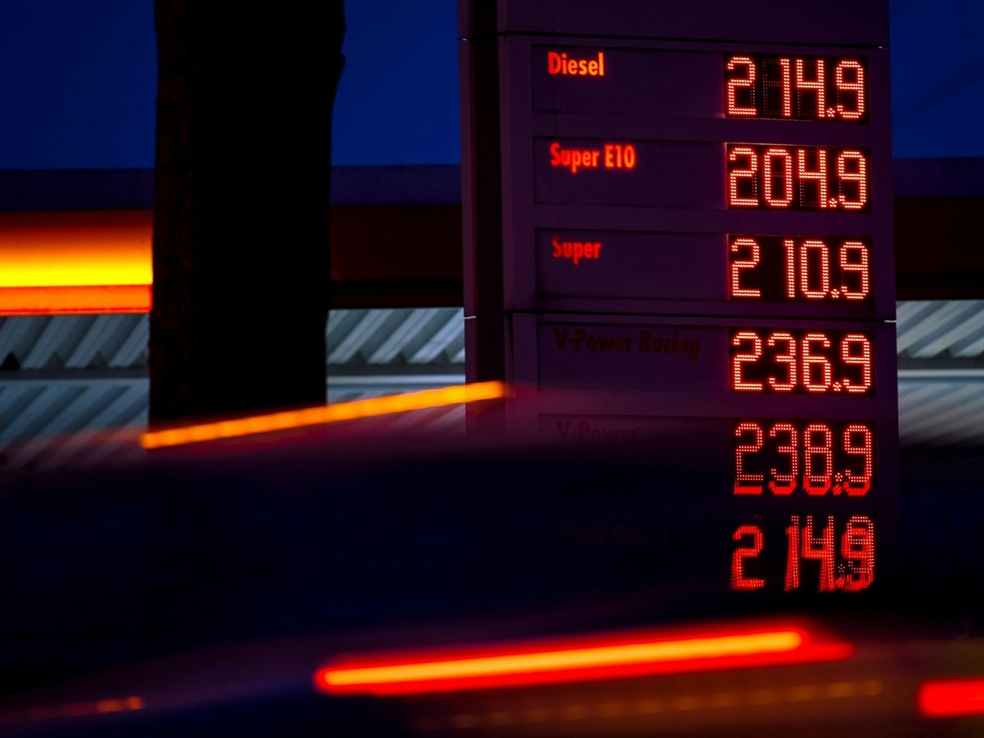 Sprit ist so teuer wie noch nie in Deutschland und kostet über 2,00 €, wie es hier im März 2022 an einer Tankstelle angezeigt wird