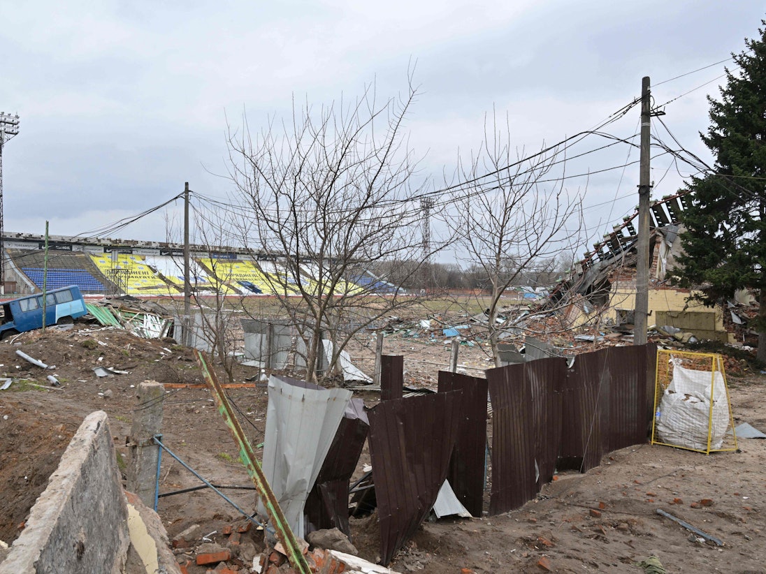 Das Bild zeigt das zerstörte Fußball-Stadion von Desna Chernihiv.
