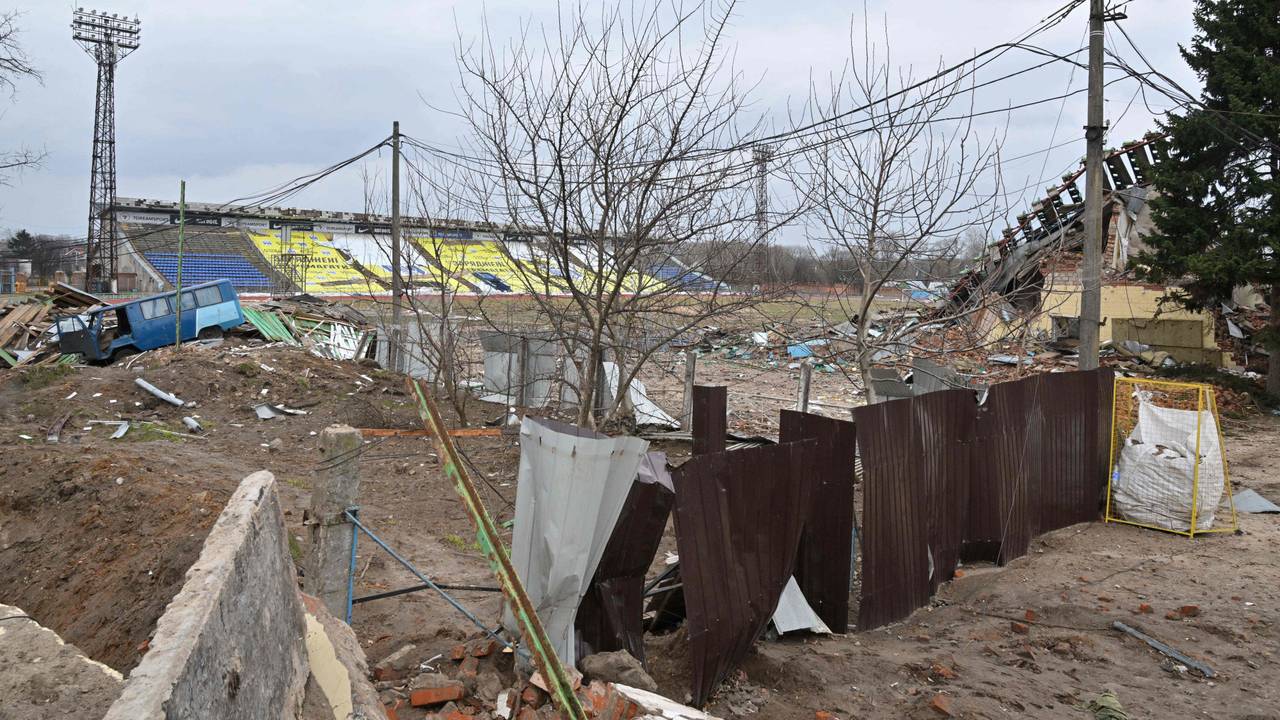 Das Bild zeigt das zerstörte Fußball-Stadion von Desna Chernihiv.