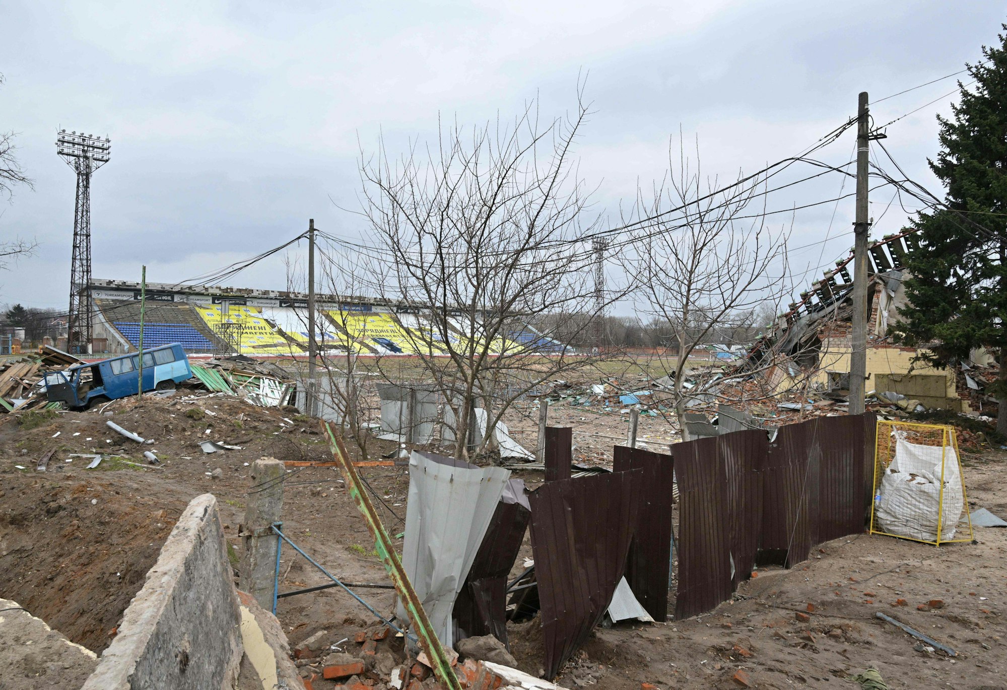 Das Bild zeigt das zerstörte Fußball-Stadion von Desna Chernihiv.