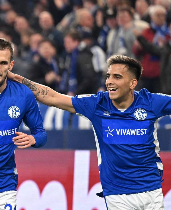 Dominick Drexler jubelt mit seinen Teamkollegen über ein Tor für Schalke 04