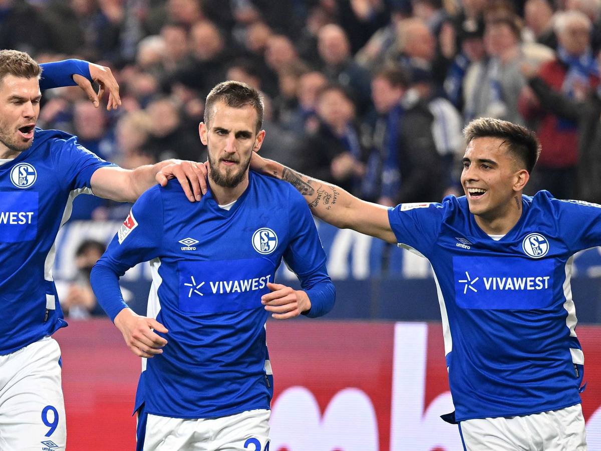 Dominick Drexler jubelt mit seinen Teamkollegen über ein Tor für Schalke 04