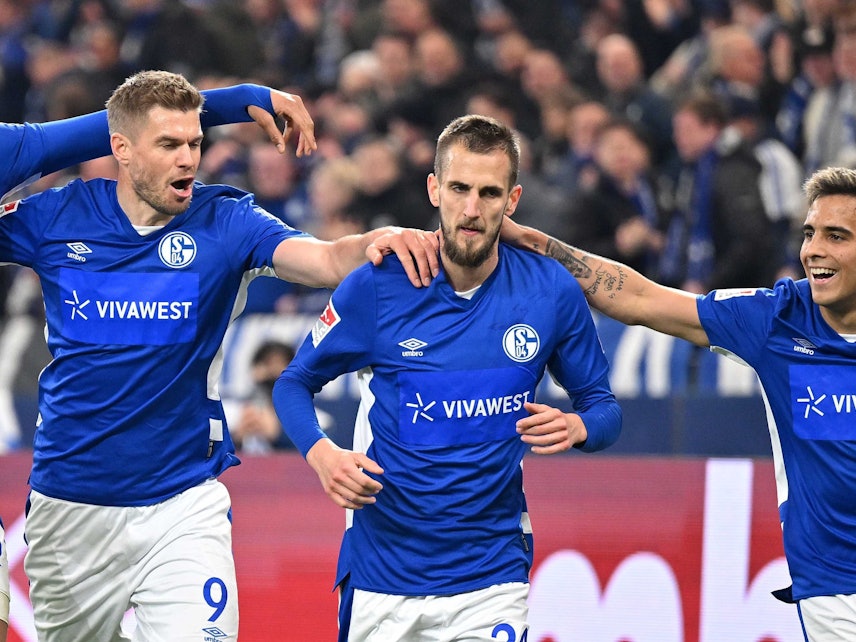 Dominick Drexler jubelt mit seinen Teamkollegen über ein Tor für Schalke 04
