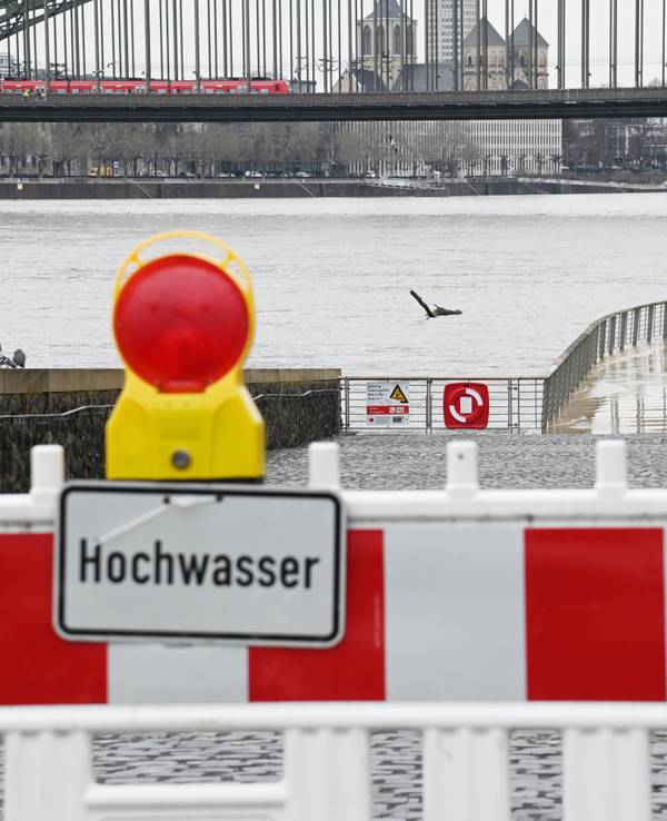 Der Rheinpegel in Köln (hier ein Foto vom 8. Februar 2022) ist aufgrund des Regens am Wochenende rasant angestiegen.