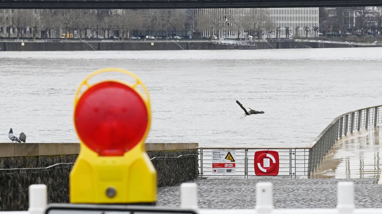 Der Rheinpegel in Köln (hier ein Foto vom 8. Februar 2022) ist aufgrund des Regens am Wochenende rasant angestiegen.