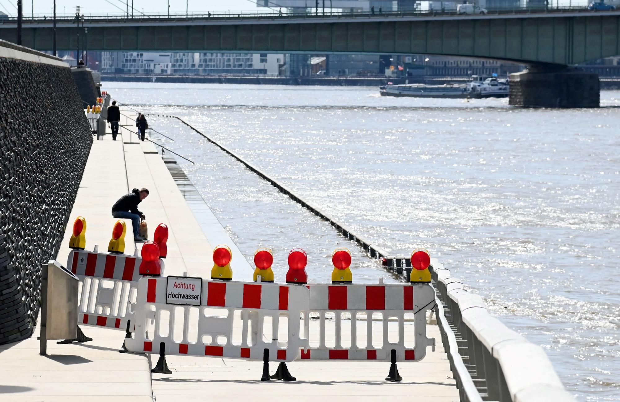 Der Rheinboulevard in Köln-Deutz wurde am Montag (11. April) vorsorglich gesperrt.