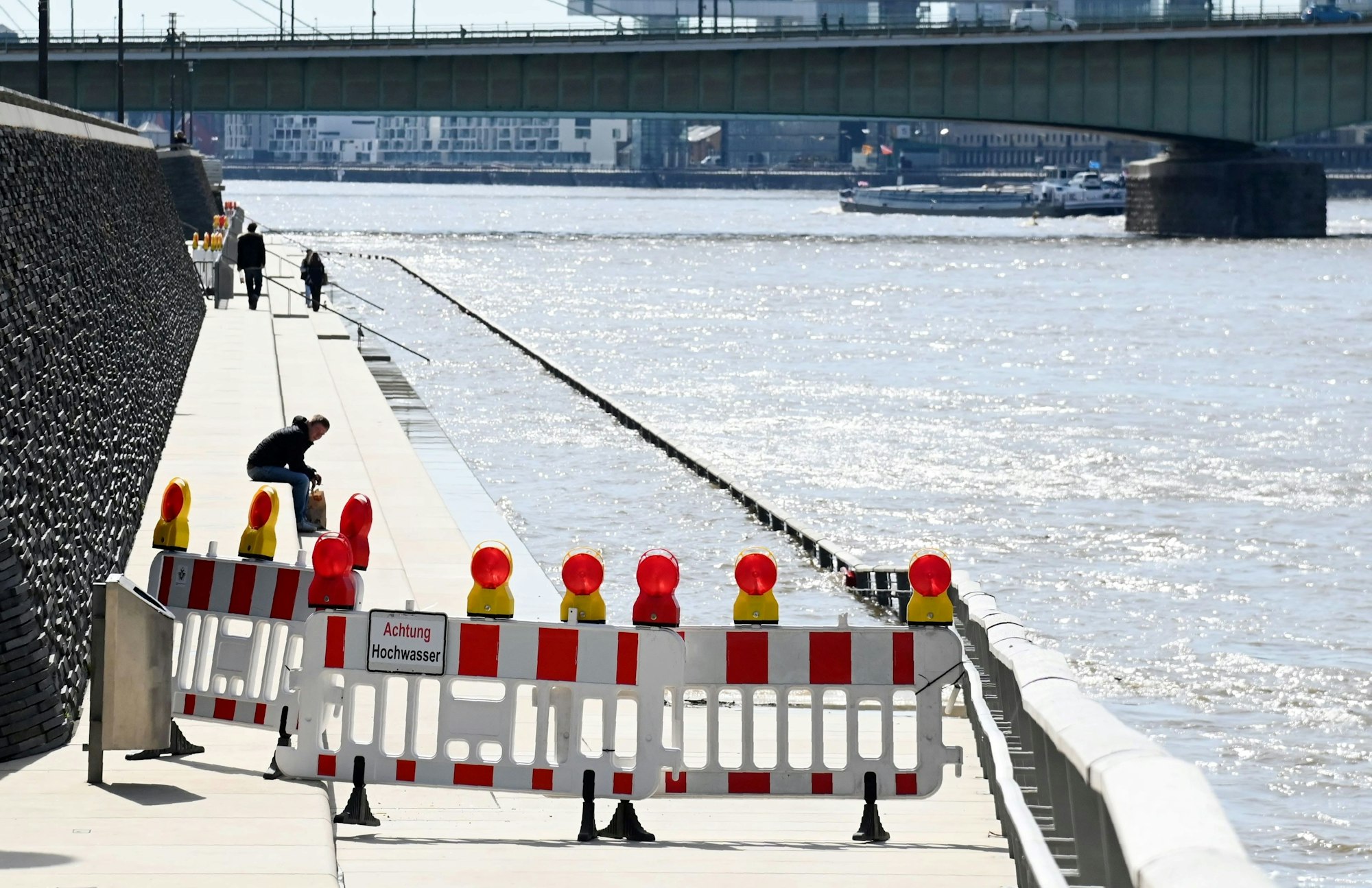Der Rheinboulevard in Köln-Deutz wurde am Montag (11. April) vorsorglich gesperrt.