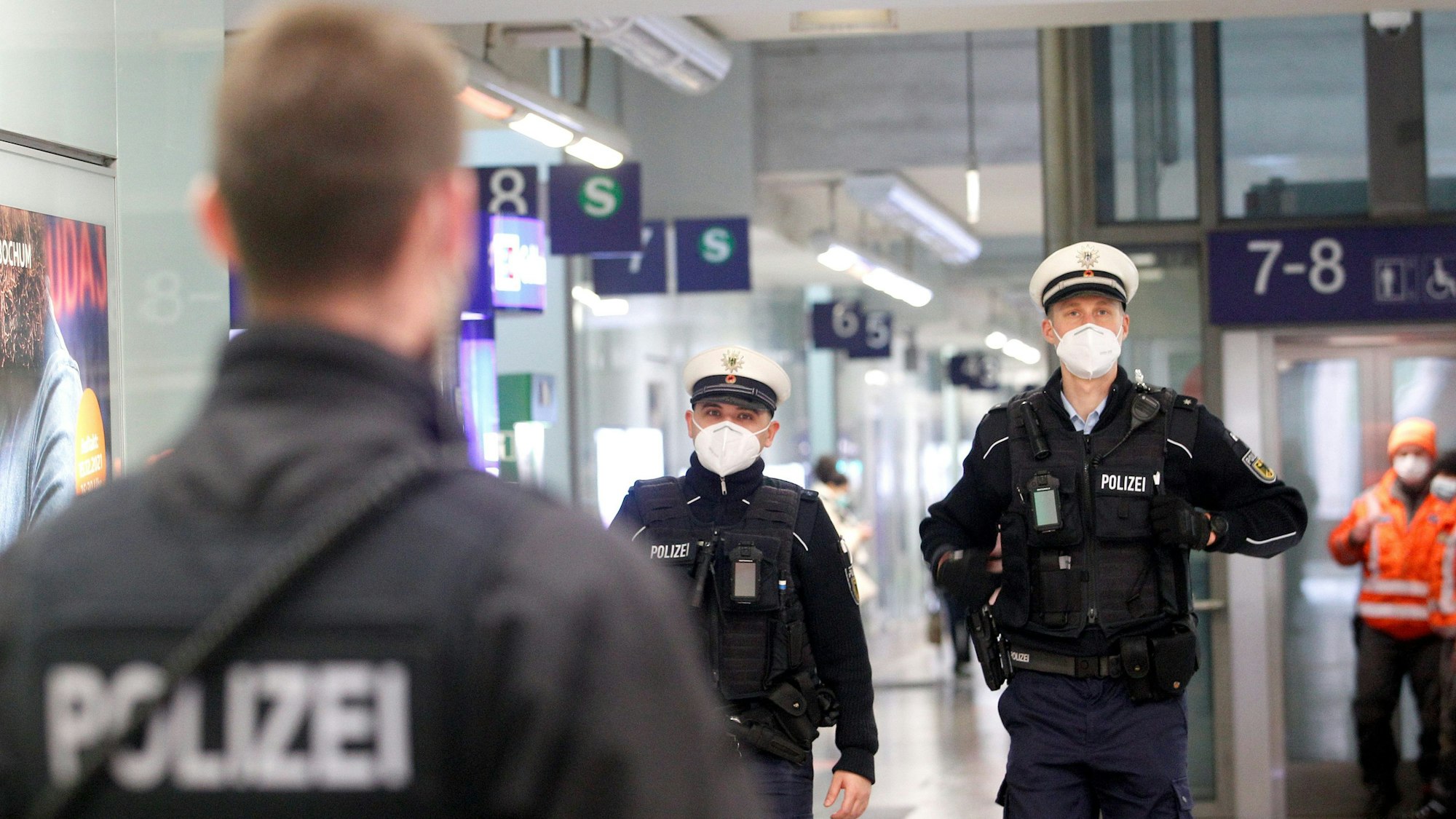 Beamte der Bundespolizei laufen im Bahnhofsgebäude Streife. Ein Mann wurde festgenommen, nachdem er vor Beamten auf den Boden gespuckt hatte.