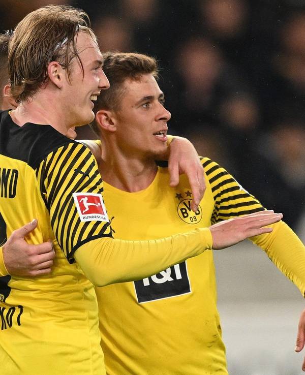 Thorgan Hazard (r.) beim BVB-Sieg am Freitag in Stuttgart beim Torjubel mit Julian Brandt und Marco Reus (verdeckt). Kann er Bruder Eden nach Dortmund lotsen?