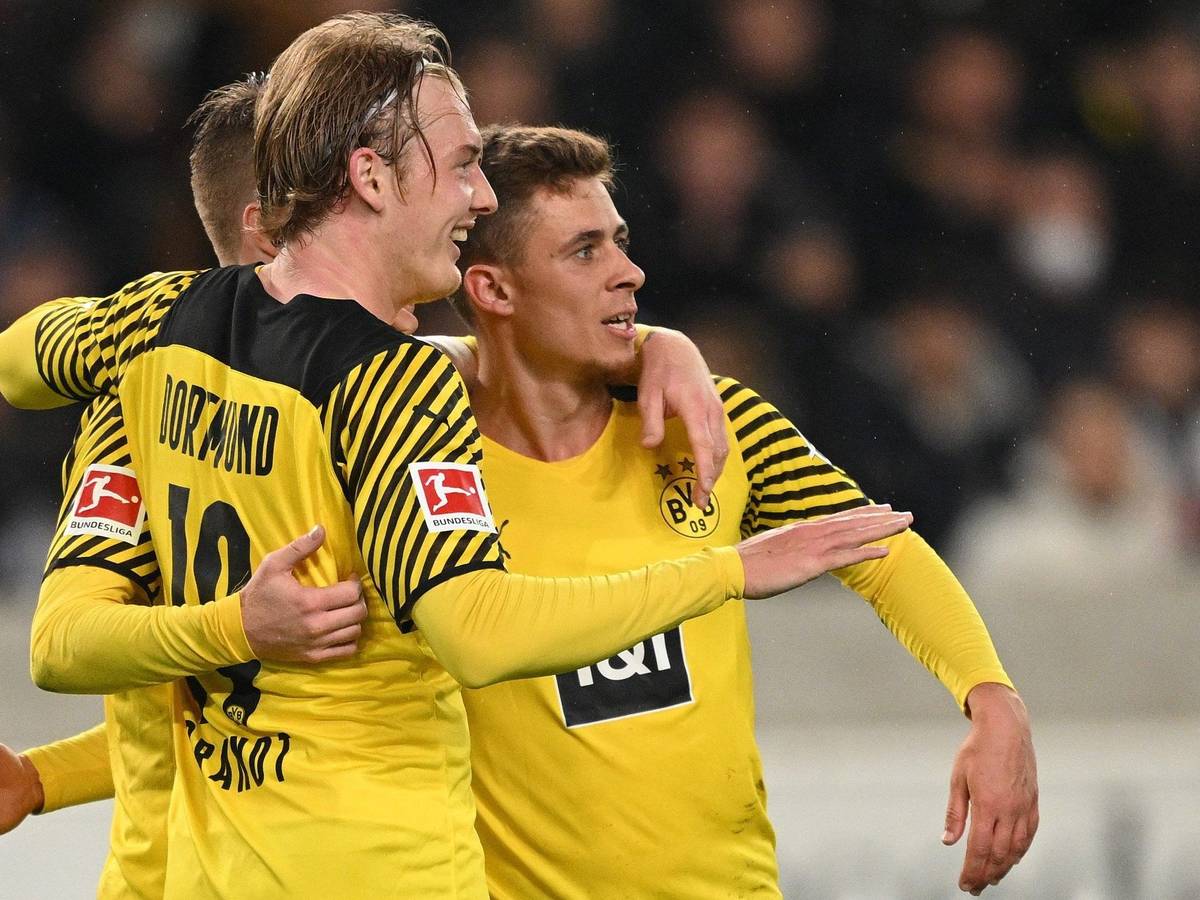 Thorgan Hazard (r.) beim BVB-Sieg am Freitag in Stuttgart beim Torjubel mit Julian Brandt und Marco Reus (verdeckt). Kann er Bruder Eden nach Dortmund lotsen?
