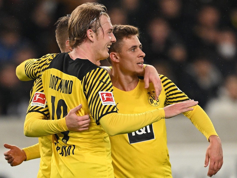Thorgan Hazard (r.) beim BVB-Sieg am Freitag in Stuttgart beim Torjubel mit Julian Brandt und Marco Reus (verdeckt). Kann er Bruder Eden nach Dortmund lotsen?
