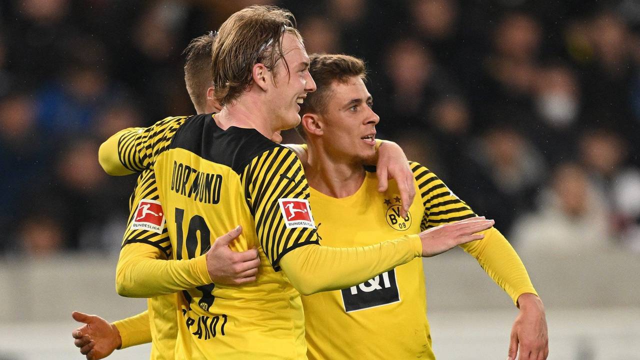 Thorgan Hazard (r.) beim BVB-Sieg am Freitag in Stuttgart beim Torjubel mit Julian Brandt und Marco Reus (verdeckt). Kann er Bruder Eden nach Dortmund lotsen?