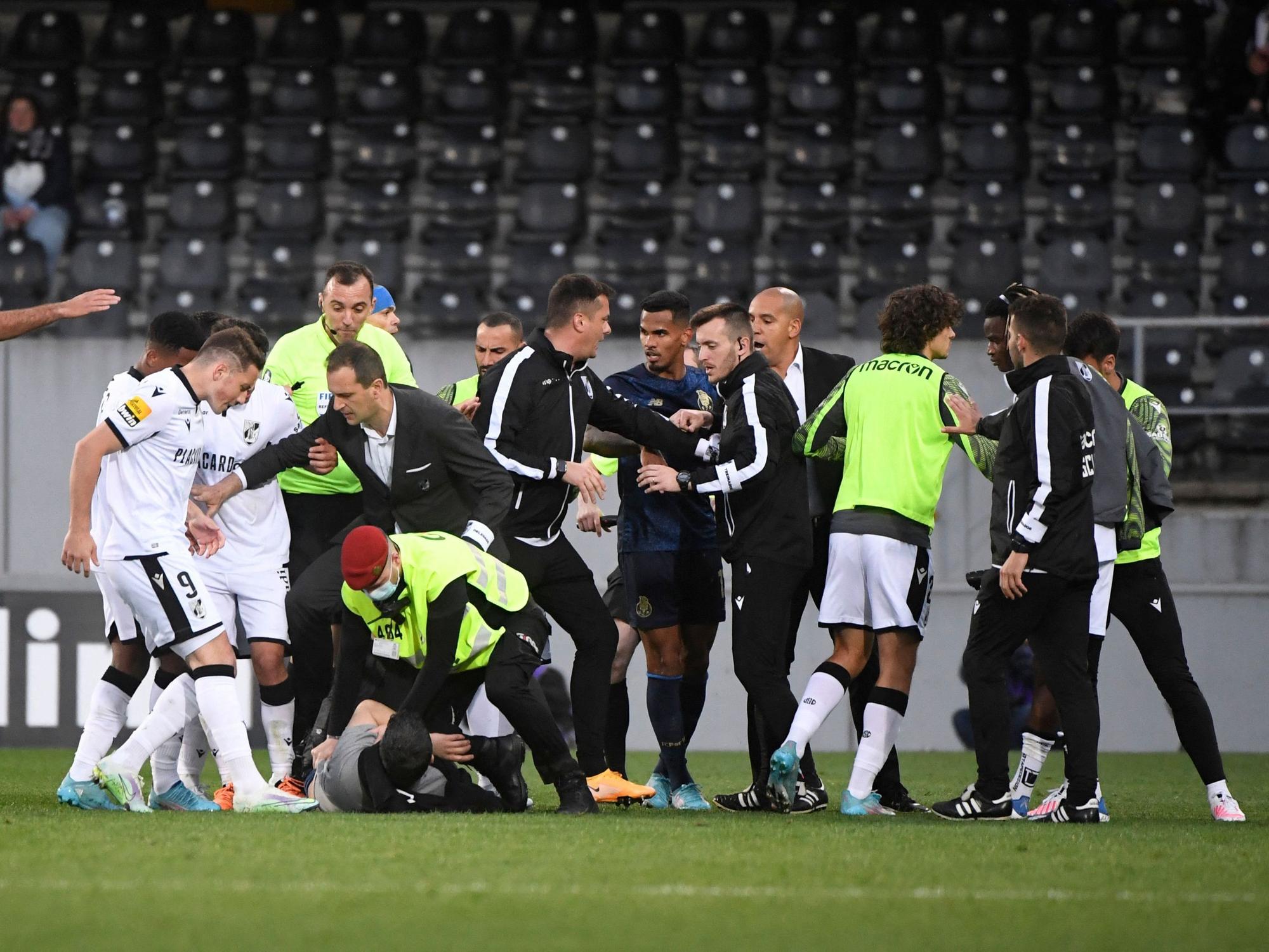 Security nimmt den Zuschauer fest, der zwei Spieler von Vitoria Guimaraes attackierte