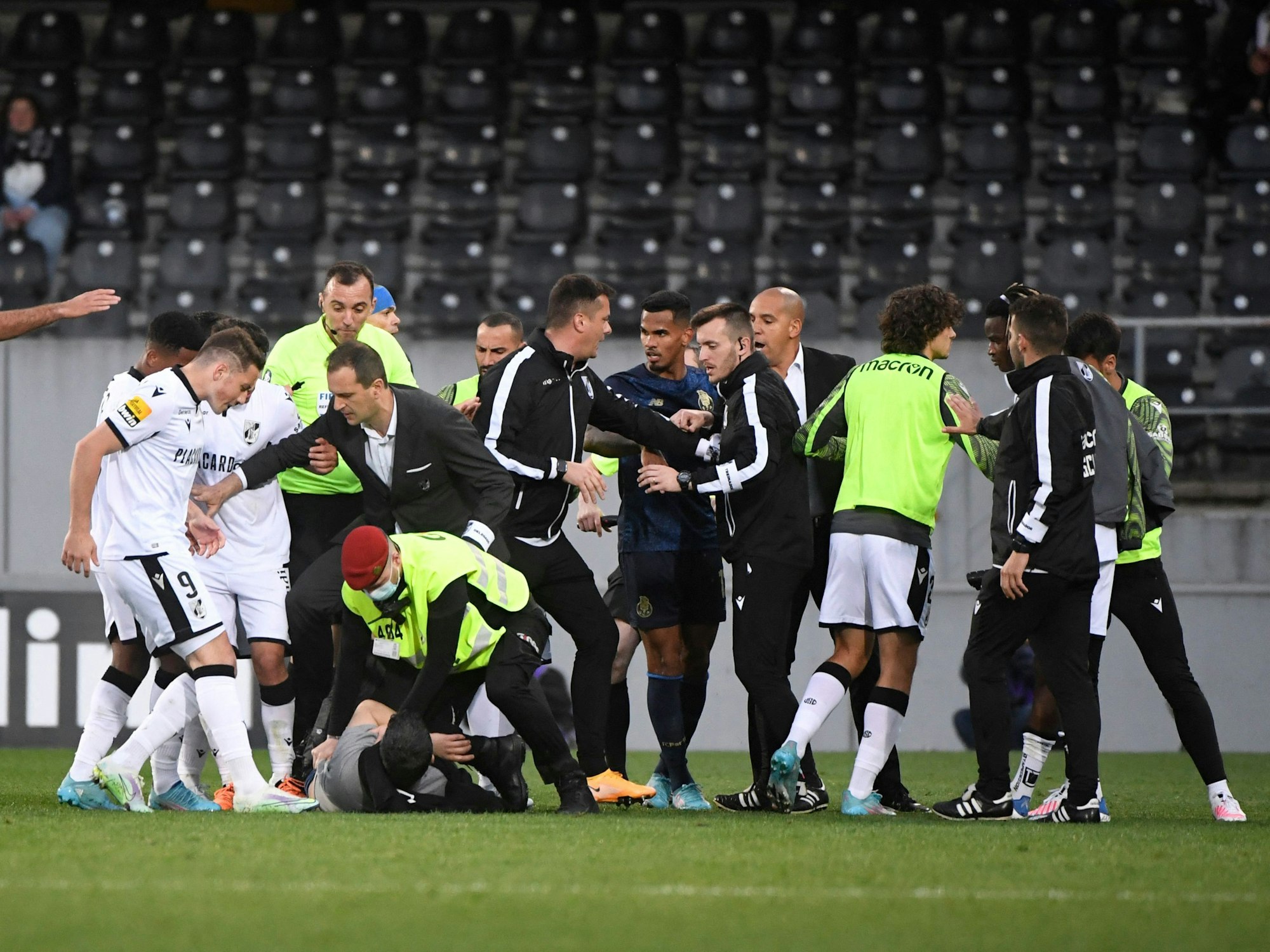 Security nimmt den Zuschauer fest, der zwei Spieler von Vitoria Guimaraes attackierte