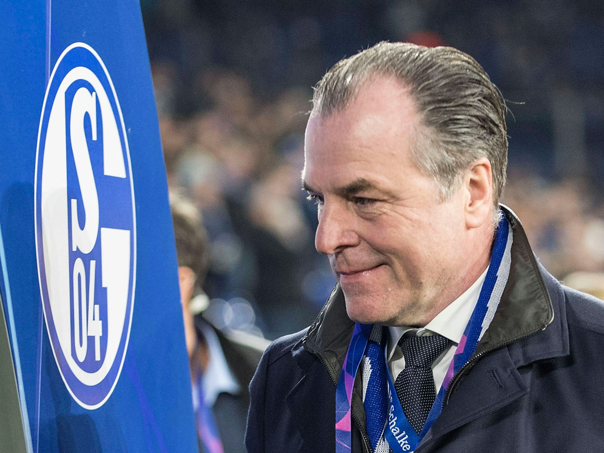 Clemens Tönnies tritt als Aufsichtsratsvorsitzender von Fußball-Bundesligist Schalke 04 zurück.