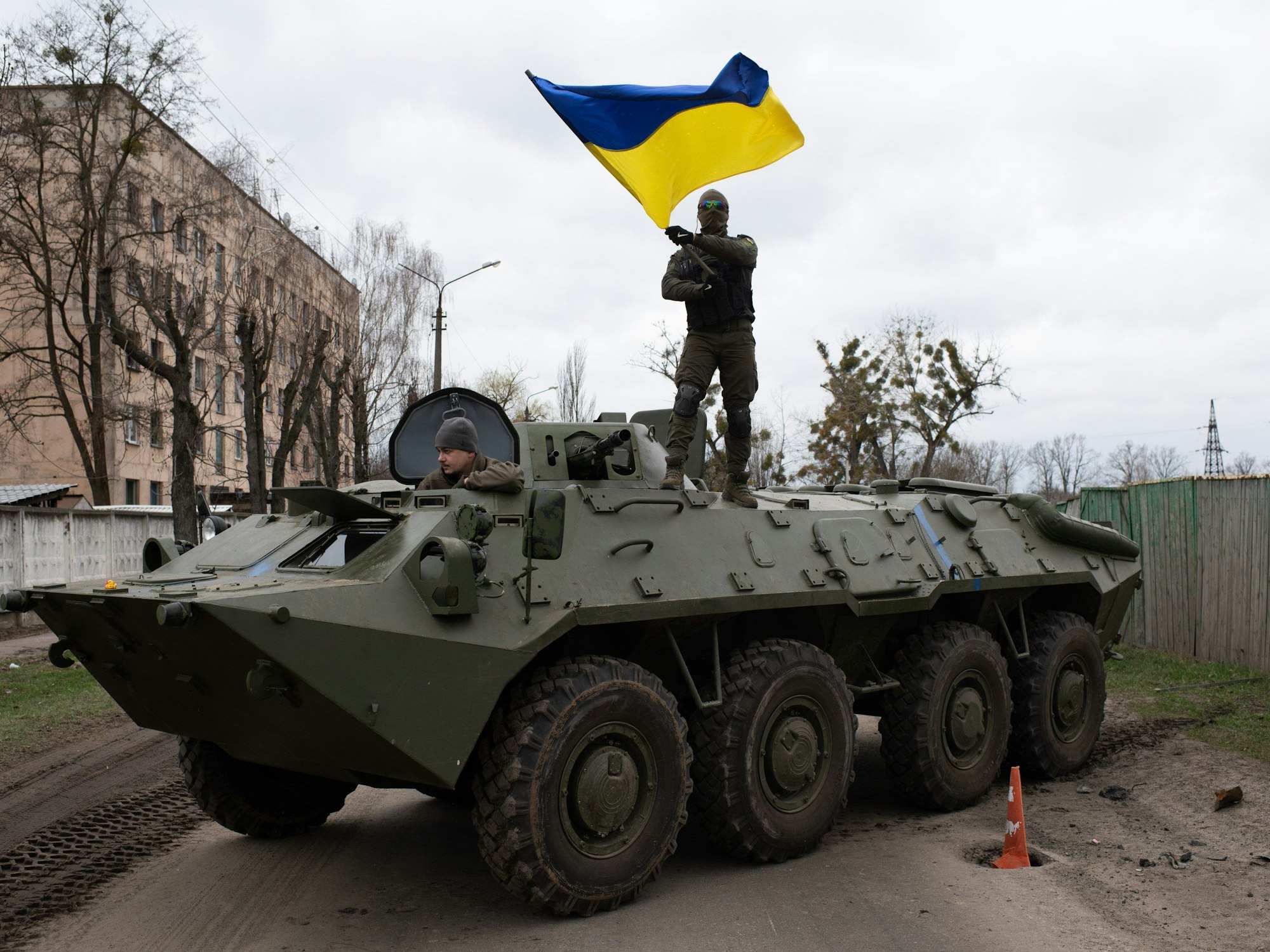 Nach dem Abzug der russischen Truppen feiert ein ukrainischer Soldat in Hostomel.