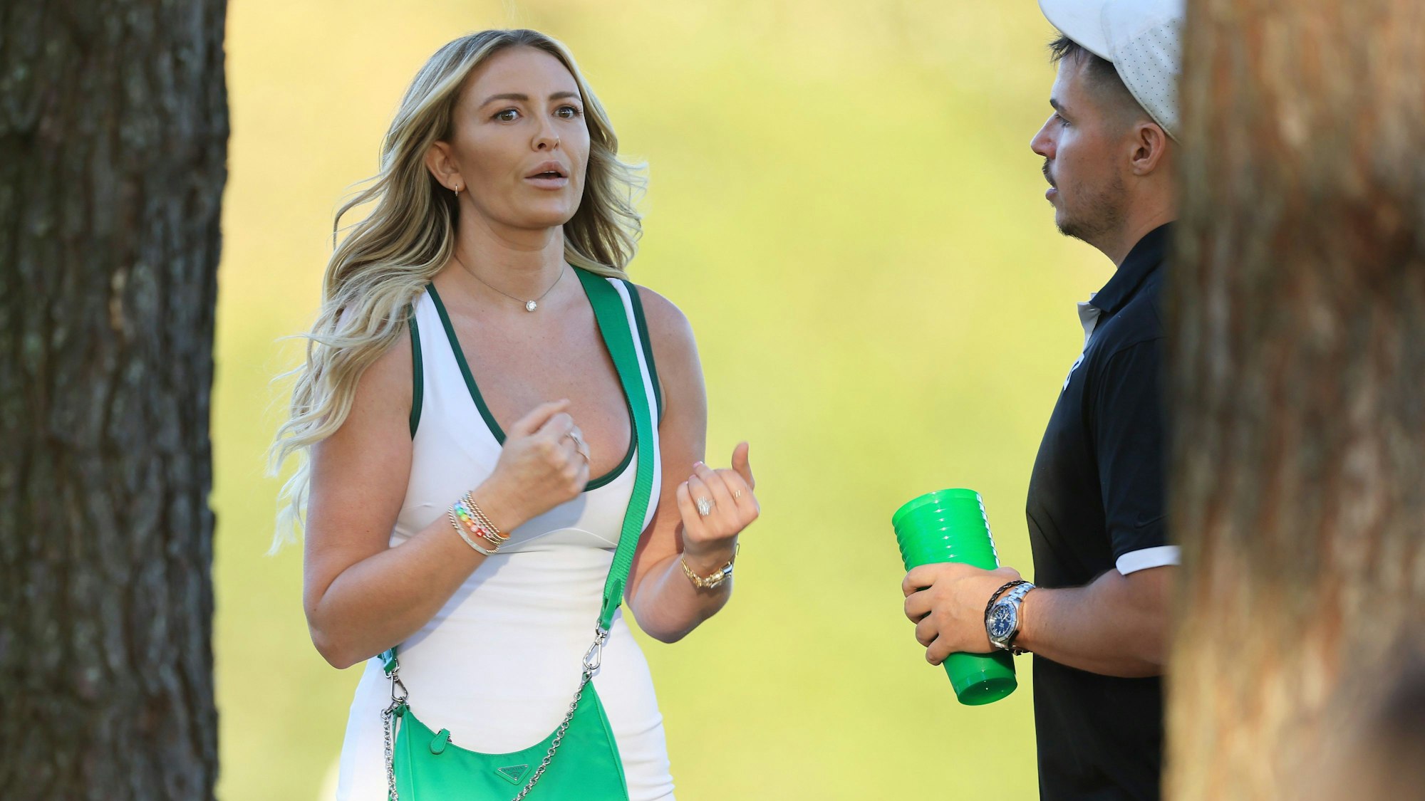 Paulina Gretzky verfolgt die erste Runde beim Masters-Turnier der Golfer in Augusta im knappen Fummel.