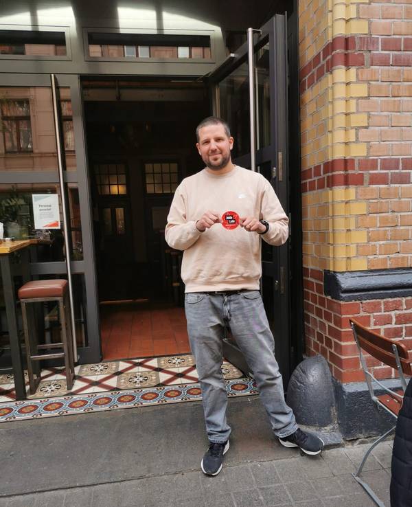 Geschäftsführer Till Riekenbrauk freut sich über die Auszeichnung „Jode Lade“ für sein Brauhaus Johann Schäfer in der Kölner Südstadt.
